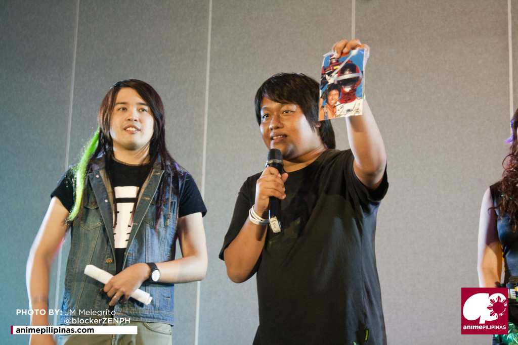 Henshincon co-organizer Lorenzo Asentista with a special autographed picture sold at PHP5100 (about USD115). (Photo from JM Melegrito / Anime Pilipinas)