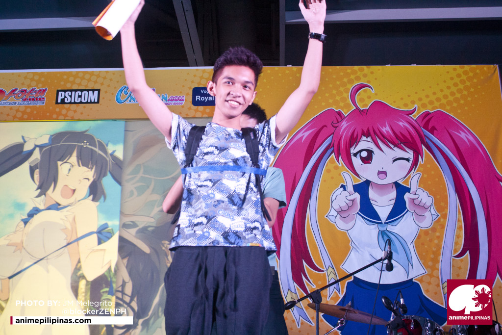 The buyer for Ozine Fest-branded "Hestia" tarpaulin, while being tied in a blue ribbon during Ozine Fest 2015 last April. (Photo by JM Melegrito / Anime Pilipinas)